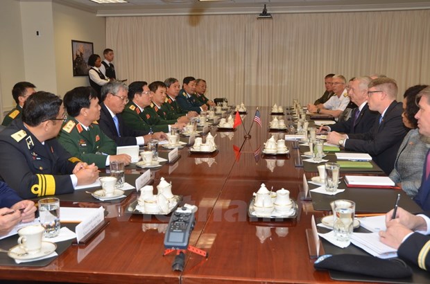 Vietnamese, US defence chiefs hold talks hinh anh 1