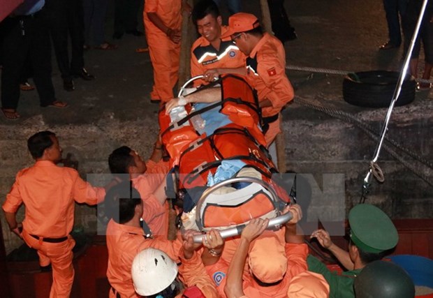 Vietnamese maritime search, rescue team saves unconscious sailors hinh anh 1