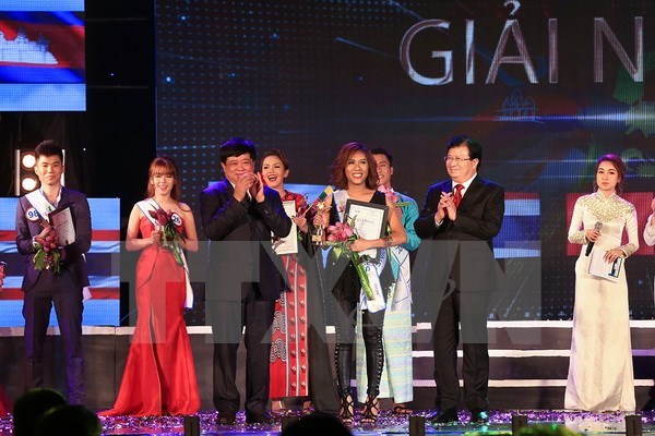 Philippine singer wins ASEAN+3 singing contest hinh anh 1