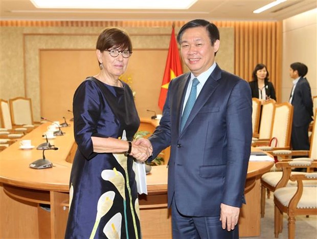 Deputy PM Vuong Dinh Hue receives foreign ambassadors hinh anh 1