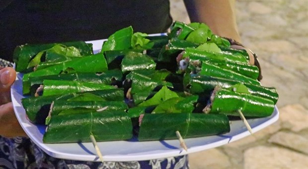 Pork in grapefruit leaves: a Muong delicacy hinh anh 1