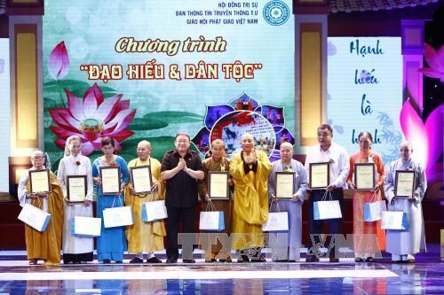 Hanoi: Vu Lan event pays tribute to ancestors, fallen soldiers hinh anh 1