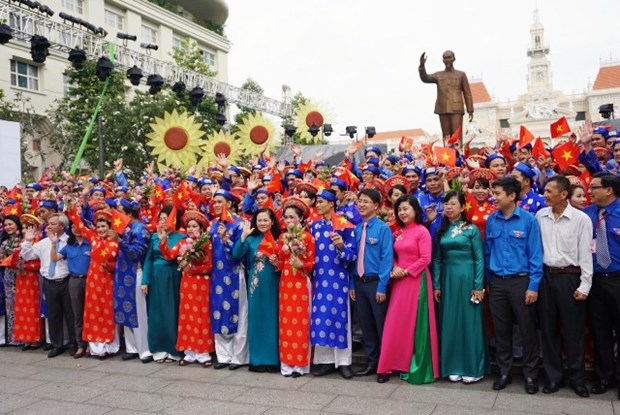 Mass wedding for 100 couples on National Day hinh anh 1