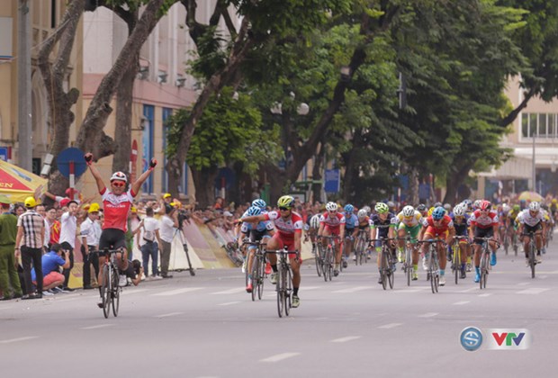 Filipino racer wins second stage of VTV cycling tourney hinh anh 1