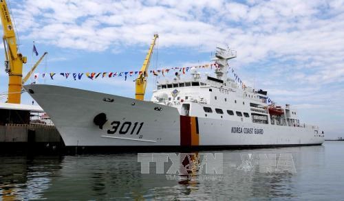 RoK Coast Guard vessel visits Da Nang hinh anh 1