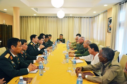 Defence delegation visits Cuba hinh anh 1
