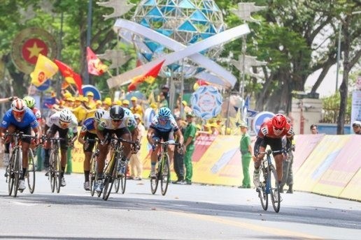 RoK cyclist wins yellow jersey of VTV cycling race hinh anh 1