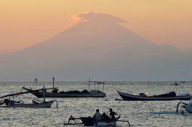 Indonesia: Thousands evacuated as volcano rumbles on Bali resort island hinh anh 1