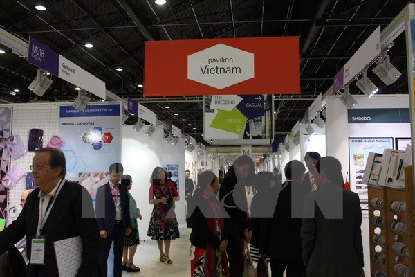 Vietnam attends international garment fair in France hinh anh 1