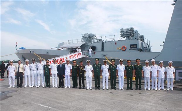 Indian navy ships visit Hai Phong city hinh anh 1