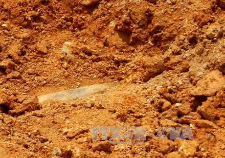 Quang Nam military forces defuse 300-kg bomb hinh anh 1