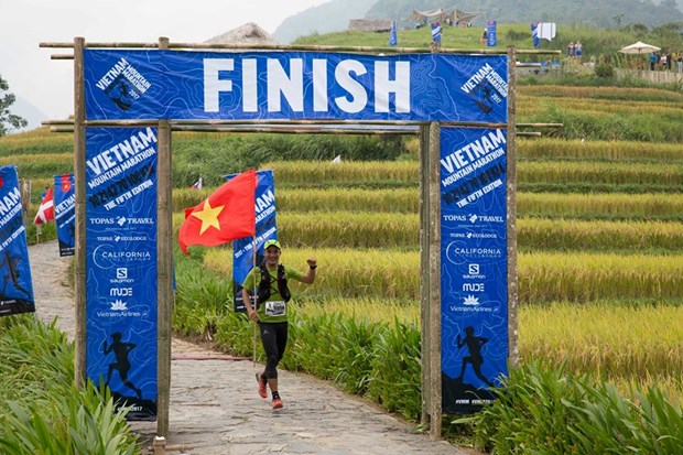 Vietnamese wins 100km at Vietnam Mountain Marathon hinh anh 1