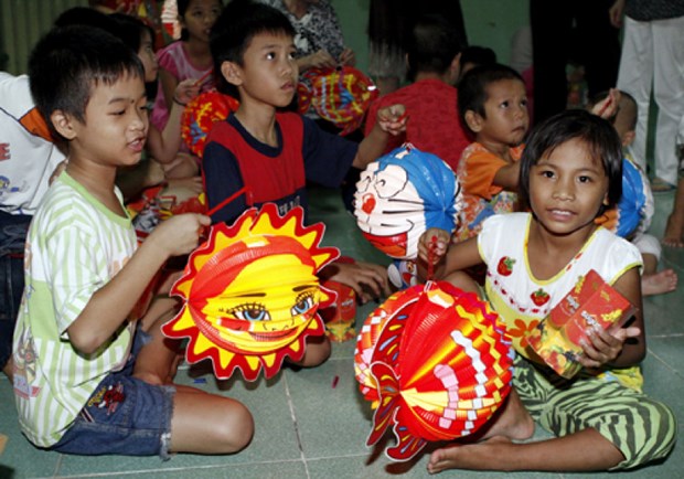 Fund helps bring joyful Mid-Autumn Festival to disadvantaged children hinh anh 1
