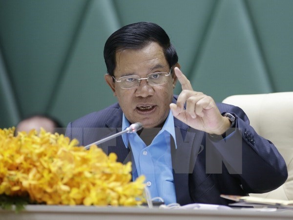Cambodian PM vows to take hard line with treason hinh anh 1