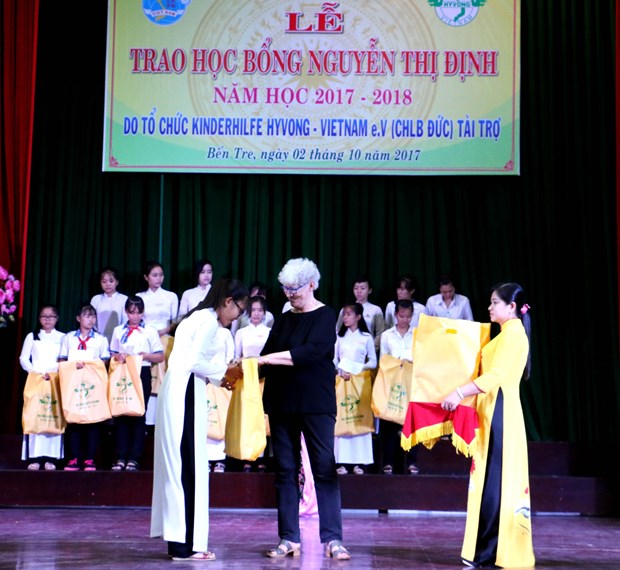 Scholarships given to female students in Ben Tre hinh anh 1