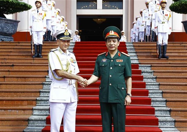 Indian Chairman of Chiefs of Staff Committee visits Vietnam hinh anh 1