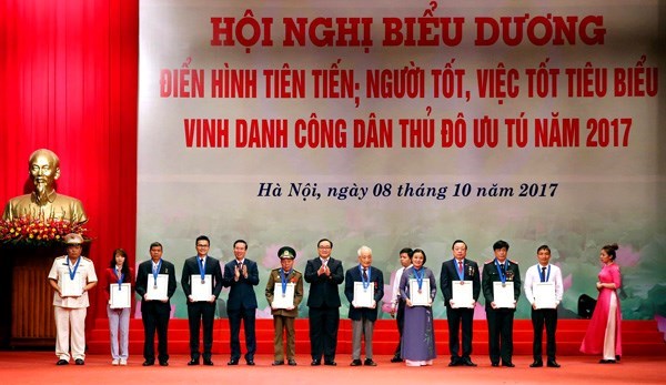 Hanoi honours 10 exemplary citizens in 2017 hinh anh 1