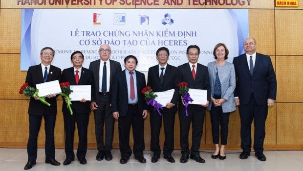 Four first Vietnamese universities receive HCERES certificates hinh anh 1