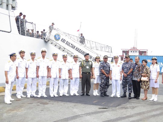 Indonesian naval ships visit HCM City hinh anh 1