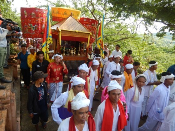 Binh Thuan: Cham Brahman community celebrates Kate festival hinh anh 1