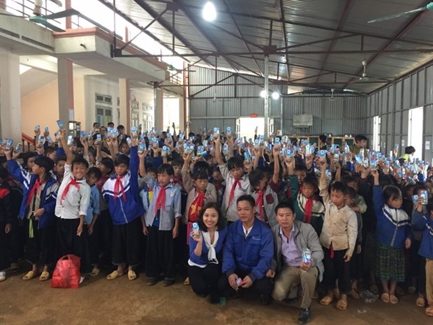 FrieslandCampina donates milk, other items to flood victims hinh anh 1