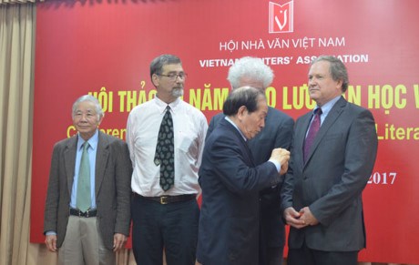 Vietnam – US literature exchange shows love, peace hinh anh 1