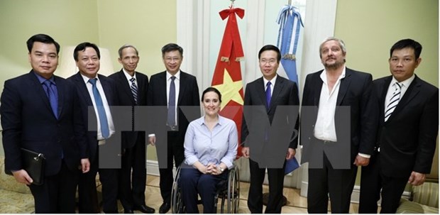 Party officials pay working visit to Argentina hinh anh 1