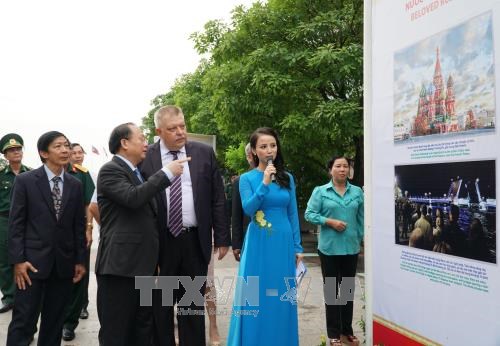 Photo exhibition highlights Vietnam-Russia friendship hinh anh 1