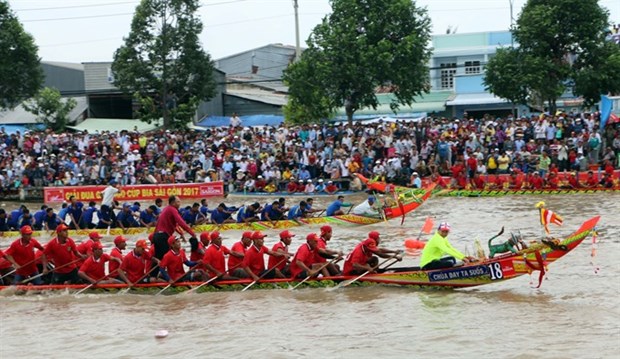 Boat race opens within Ok Om Bok Festival hinh anh 1