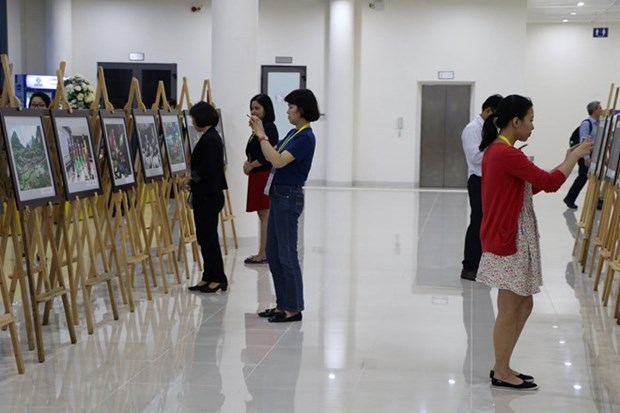 APEC 2017: Photo exhibition features Vietnam land, people hinh anh 1