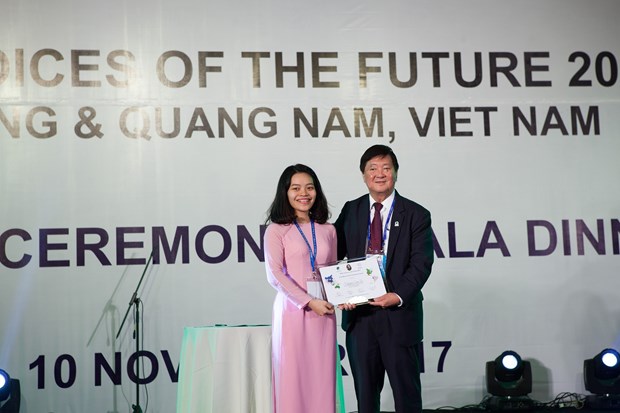 Vietnamese student receives APEC 2017 VOF’s leadership award hinh anh 1
