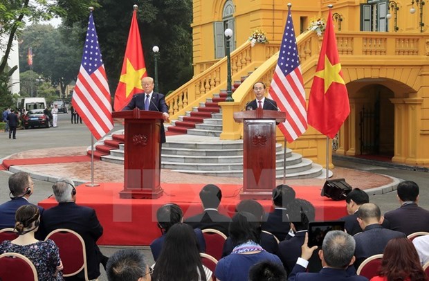 Vietnamese, US Presidents chair press conference hinh anh 1