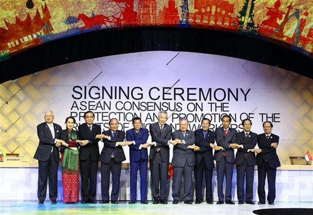 PM successfully wraps up trip to ASEAN Summit in Philippines hinh anh 1