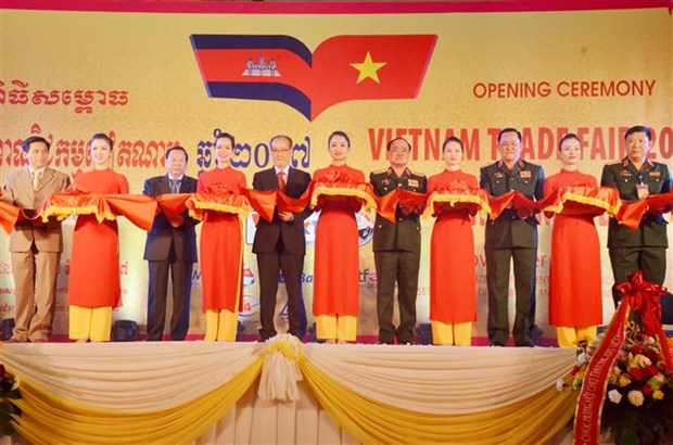 Vietnam trade fair begins in Cambodia hinh anh 1
