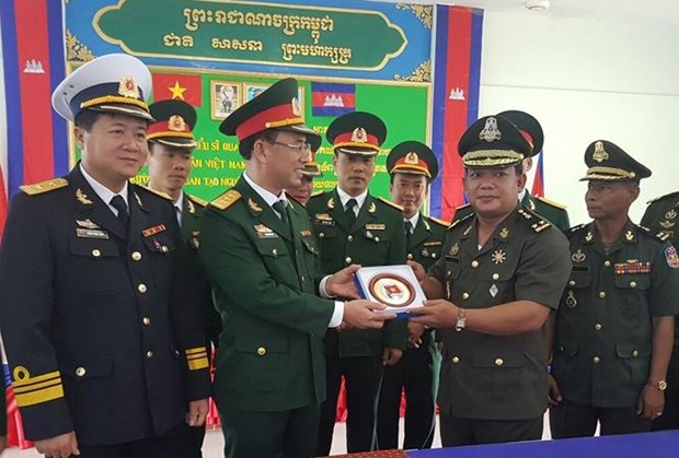Young Vietnamese army officers join exchange in Cambodia hinh anh 1