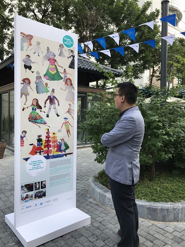 Student art display on Book Street explores UK rivers hinh anh 1