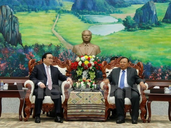 Top Lao leaders welcome Hanoi’s high-ranking delegation hinh anh 1