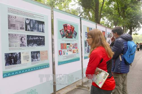 Photo exhibition on late President Ho Chi Minh runs in Hanoi hinh anh 1