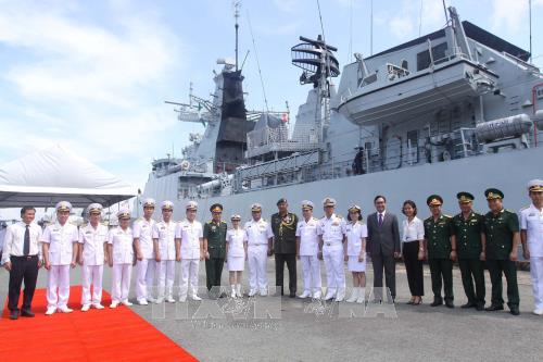 Royal Malaysian Navy ships visit Ho Chi Minh City hinh anh 1