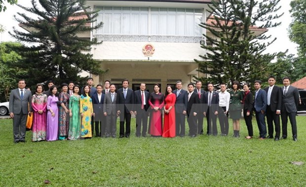 Top legislator meets embassy staff, overseas Vietnamese in Singapore hinh anh 1