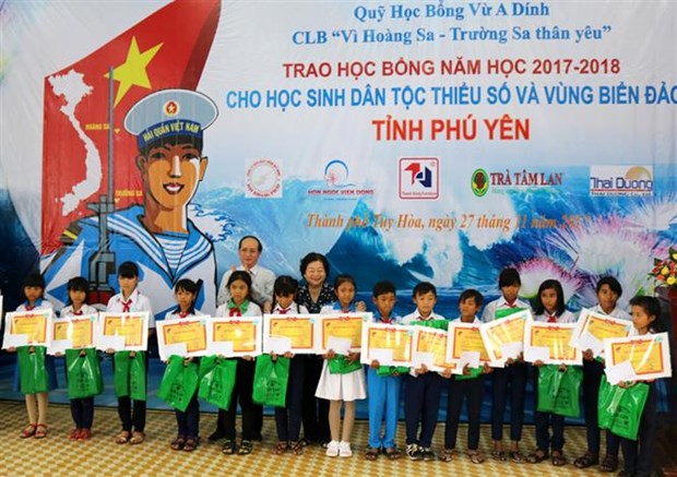 Scholarships presented to students in flood hit regions hinh anh 1