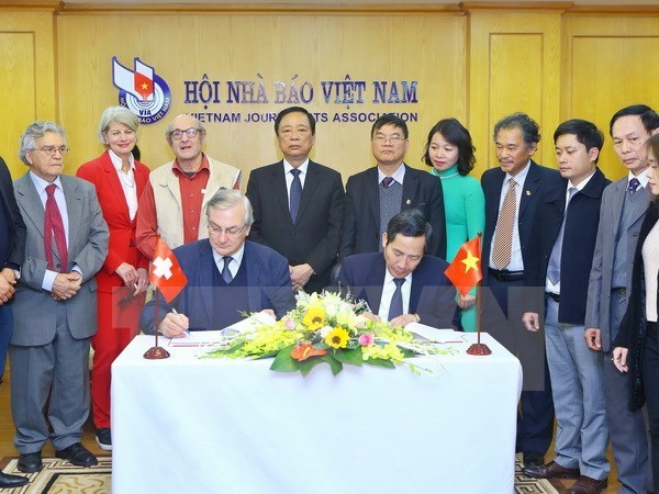 Deputy PM hosts Foreign Press Agency delegation hinh anh 1