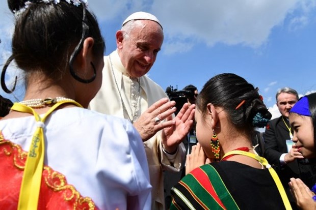 Pope Francis pays historic visit to Myanmar hinh anh 1