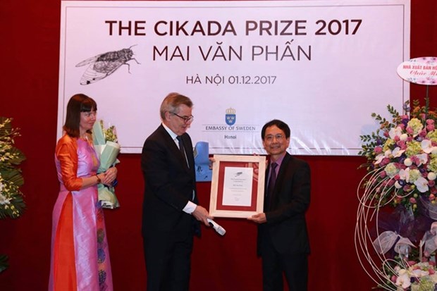 Poet Mai Van Phan receives Swedish prize hinh anh 1