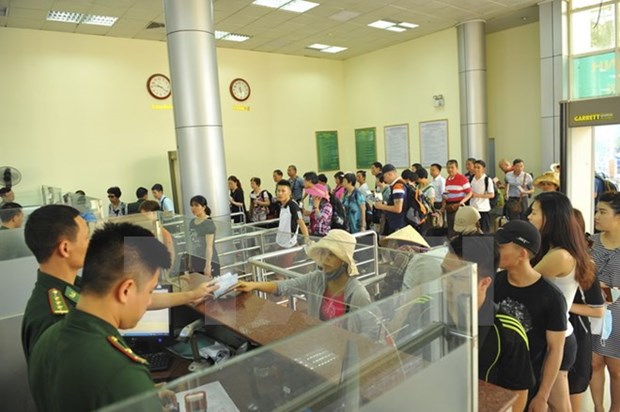 Passengers through Mong Cai-Dongxing border gate at record high hinh anh 1
