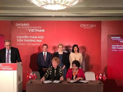 Ontario delegation ink six agreements in Vietnam visit hinh anh 1