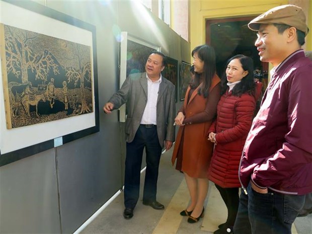 Exhibition highlights colourful life of ethnic minority groups hinh anh 1