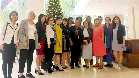 US female activists visit Sai Gon Giai phong newspaper hinh anh 1