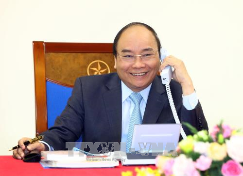 PM Phuc holds phone talk with Japanese counterpart hinh anh 1