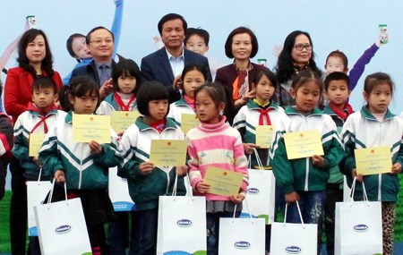 Hung Yen: Disadvantaged children receive scholarships, free milk hinh anh 1